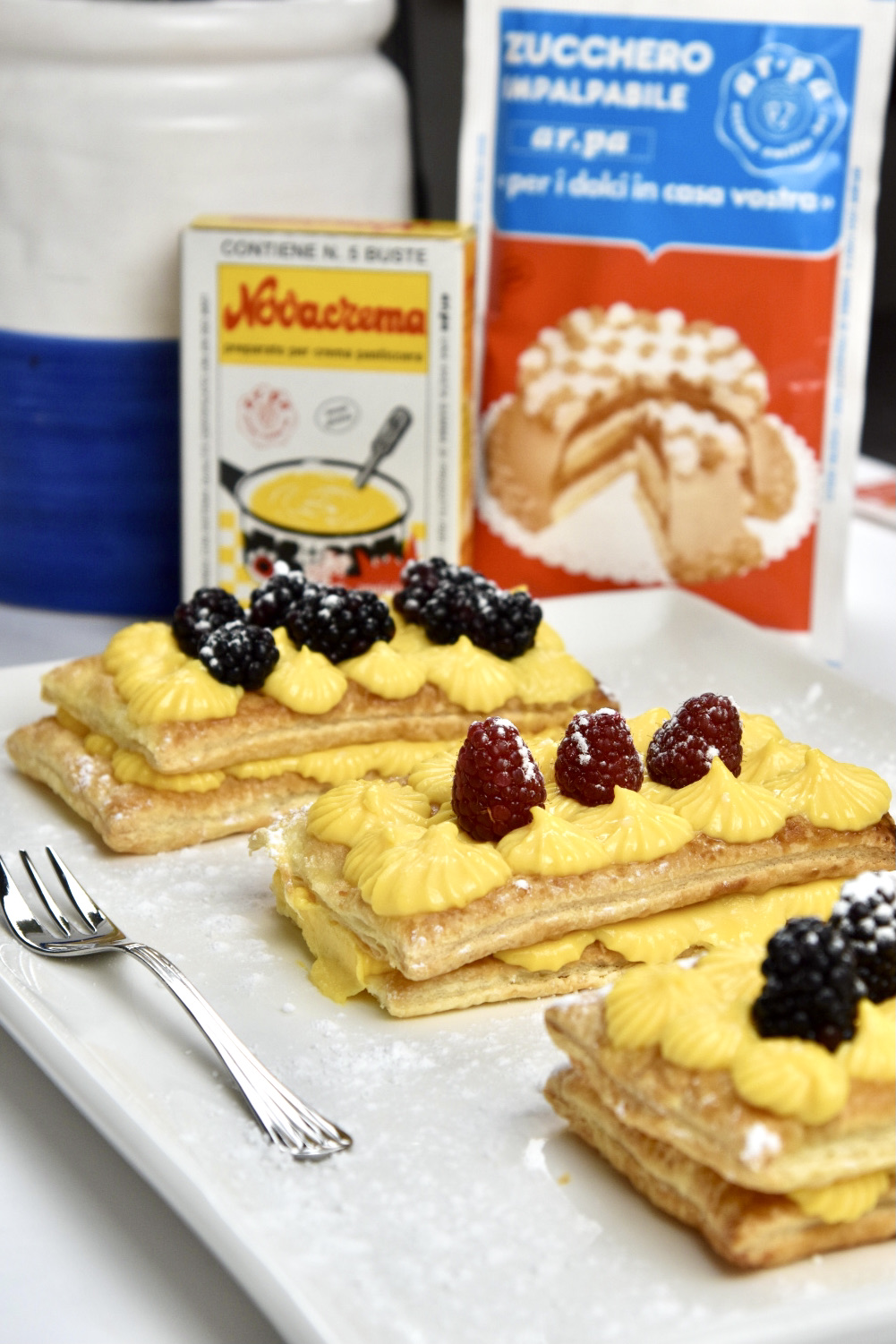 Hojaldre con crema y frutos del bosque