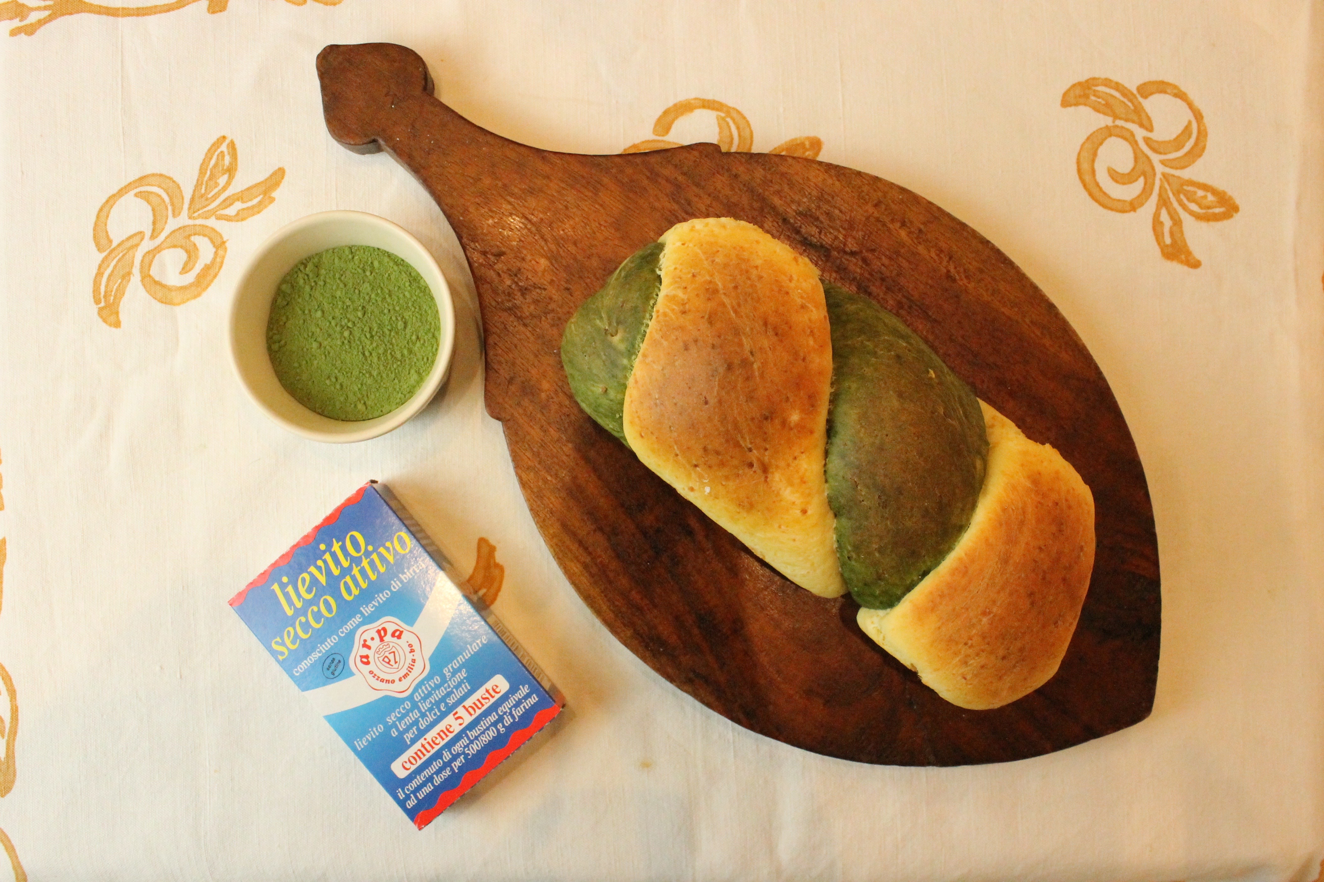 Pan de molde bicolor con espinacas y parmesano