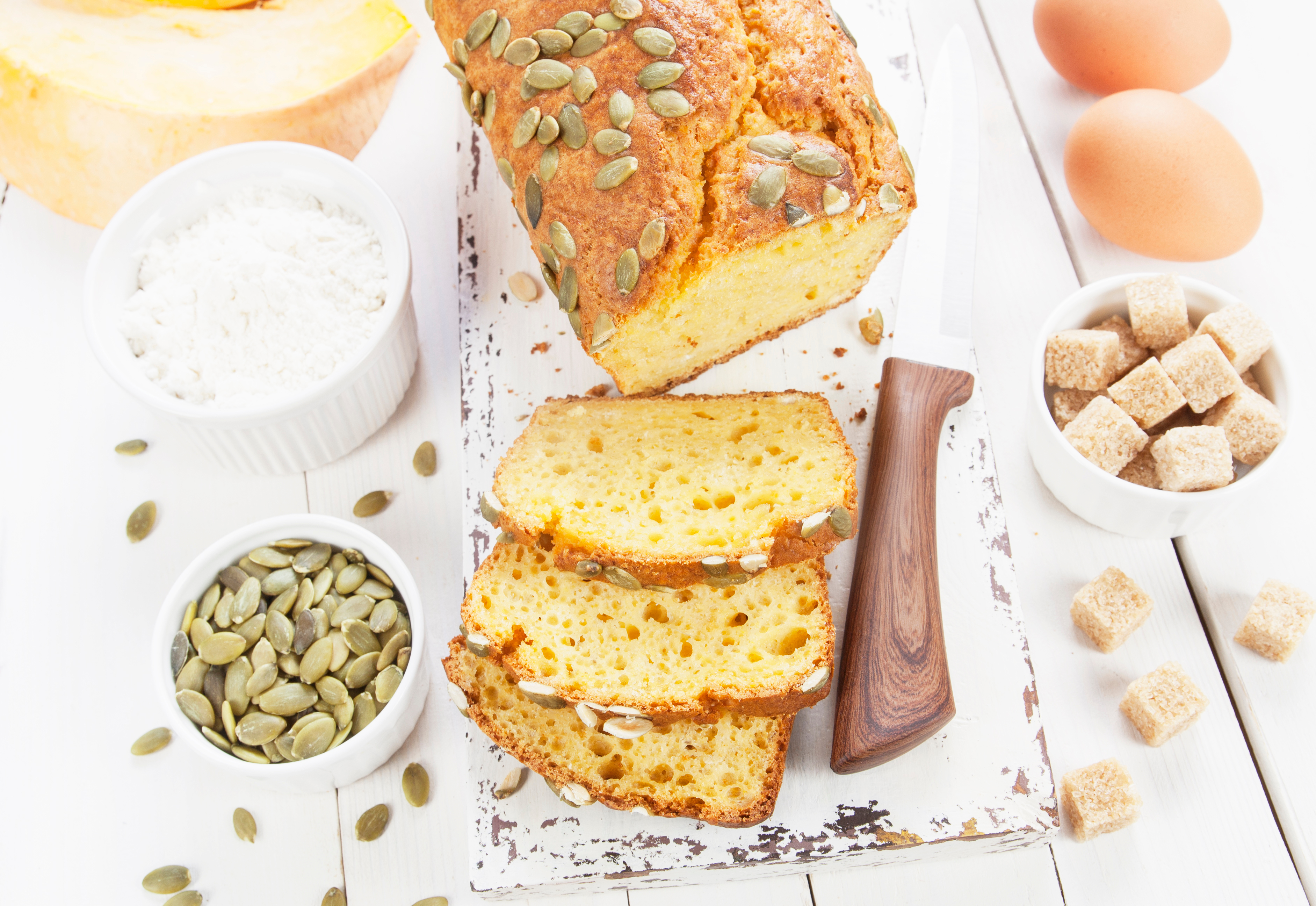 Plumcake proteico allo yogurt greco, mandorle e semi di zucca